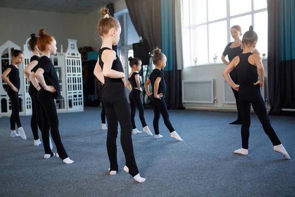 Gruppe Von Teenager Mädchen Tanz Ballett Rhythmische Gymnastik Kurse Schwarze — Stockfoto