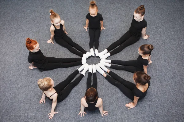 Eine Gruppe Jugendlicher Tänzerinnen Liegt Kreis Auf Dem Boden Blick Stockfoto