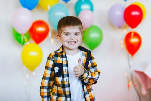 誕生日のお祝いに 青い目をした男の子の肖像画 多色気球の背景 — ストック写真