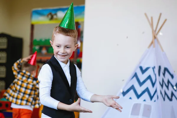 Хлопчик Сміється Кепці Святкуванні Дня Народження Тло Багатокольорових Куль — стокове фото