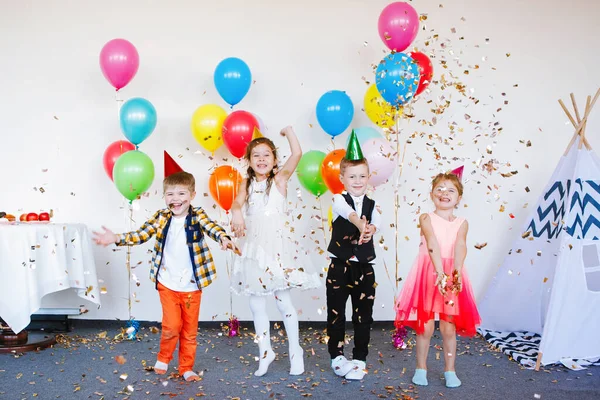 Děti Čepicích Elegantním Oblečení Baví Užívají Narozeniny Balónky — Stock fotografie