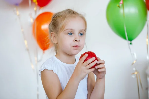 Porträtt Blåögd Blondin Äter Ett Rött Äpple Mot Bakgrund Festliga — Stockfoto