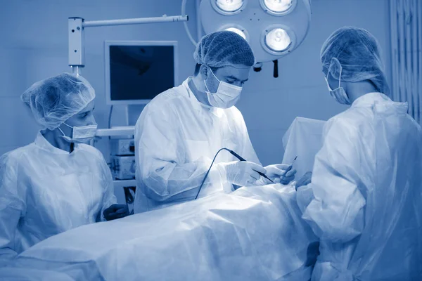 Tres Cirujanos Durante Cirugía Abdominal Uniformes Azules Guantes Látex Instrumentos — Foto de Stock