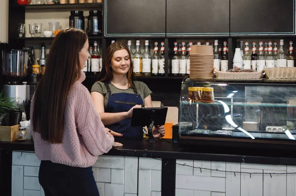 Kadın Bir Kafedeki Bardan Bir Fincan Kahve Alıyor — Stok fotoğraf