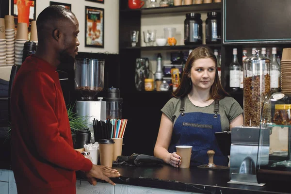 Afrikansk Man Köper Kopp Kaffe Vid Bardisk Ett Kafé — Stockfoto