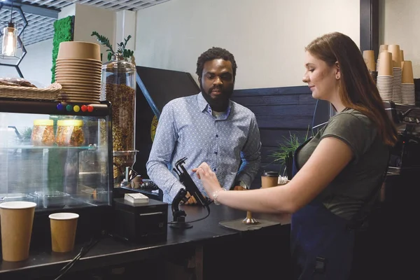 Homem Africano Com Barba Paga Uma Chávena Café Num Balcão — Fotografia de Stock