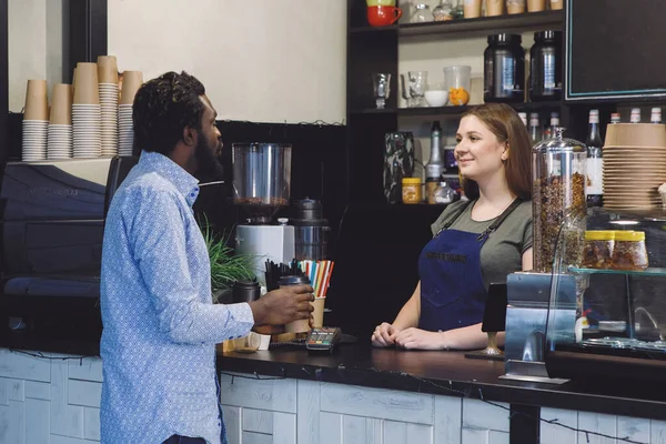 Uomo Africano Con Barba Offre Una Tazza Caffè Bancone Bar — Foto Stock