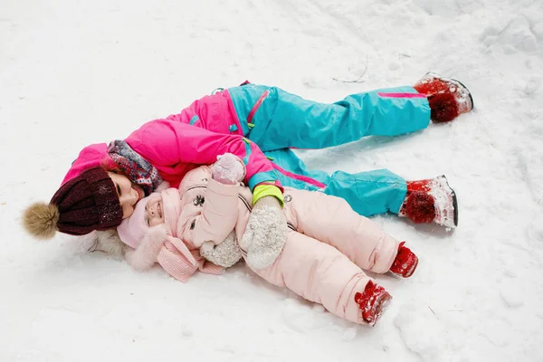 Мама Дівчиною Сидить Розважається Білому Снігу Червоний Синій Рожевий Теплий — стокове фото