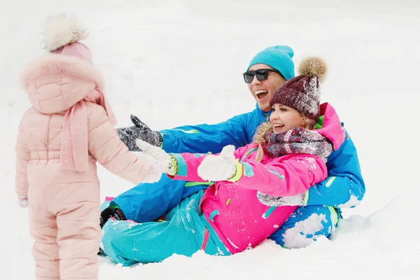 Famiglia Mamma Papà Figlia Crogiolarsi Divertirsi Sulla Neve Bianca Nel — Foto Stock