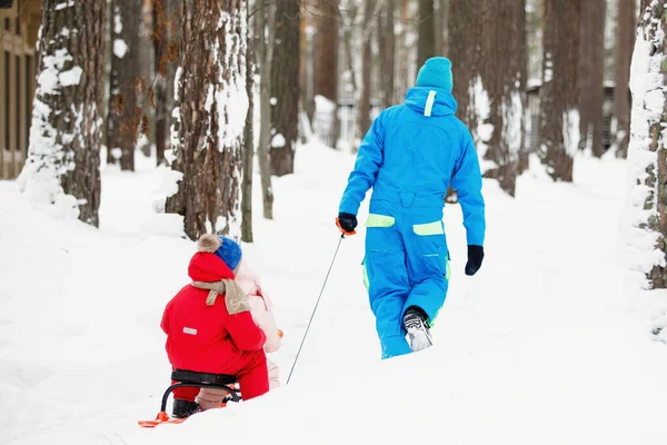Papa Sleurt Zijn Zoon Dochter Een Snowpark Rode Roze Blauwe — Stockfoto