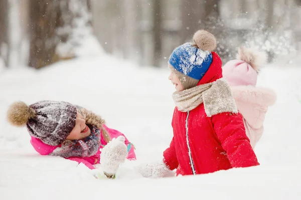 Family Mom Daughter Snow Flounder Have Fun Throw Snowballs Selective — Stock Photo, Image