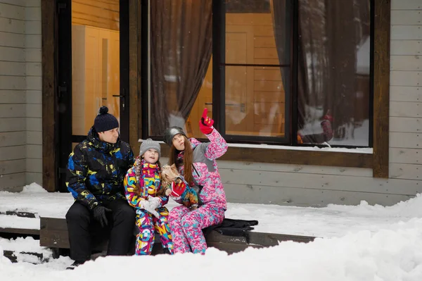 Famiglia Mamma Papà Figlia Sedersi Con Cane Sul Portico Innevato — Foto Stock