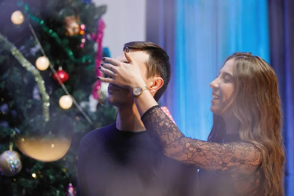 Man Vrouw Knuffelen Feliciteren Elkaar Bij Een Versierde Kerstboom — Stockfoto