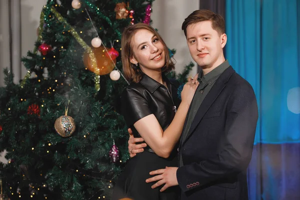 Twee Geliefden Man Vrouw Feliciteren Elkaar Bij Kerstboom — Stockfoto