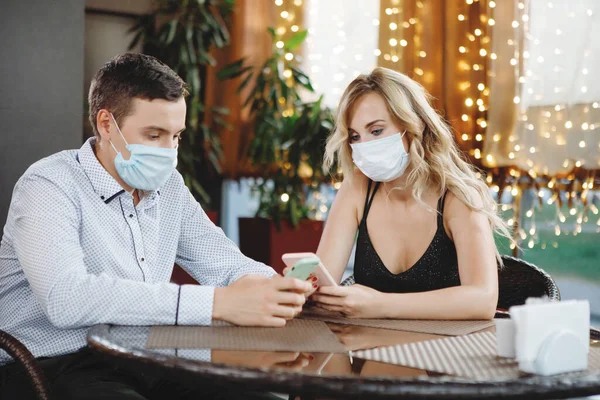 Hombre Una Mujer Con Máscaras Médicas Protectoras Una Mesa Café — Foto de Stock