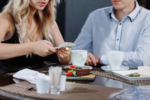 Uomo Donna Fotografano Cibo Tavolo Ristorante Focus Selettivo — Foto Stock