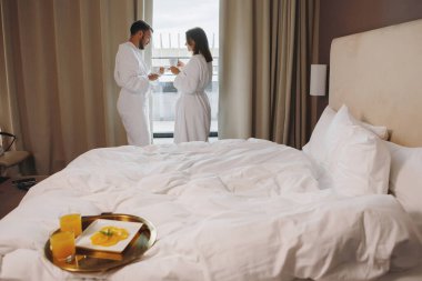 Otel odasında kahvaltı.