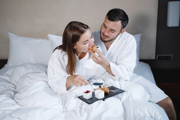 Homem Barbudo Uma Mulher Casacos Brancos Estão Tomar Pequeno Almoço — Fotografia de Stock