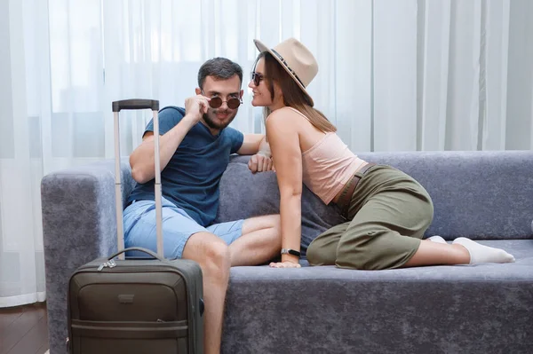 Dois Amantes Óculos Sol Chapéus Estão Divertindo Sofá Descanso Hotel — Fotografia de Stock