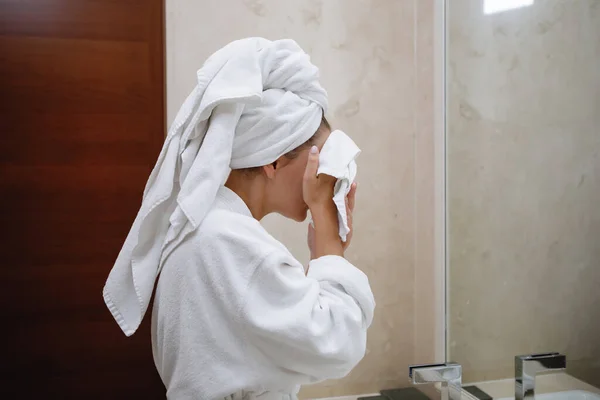 Jovem Mulher Manto Branco Lavada Pia Com Uma Torneira Banheiro — Fotografia de Stock