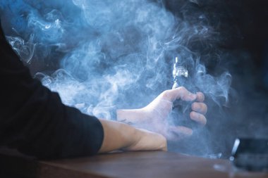 Erkeğin elleri dumanla şişer, yelkeni tutar.