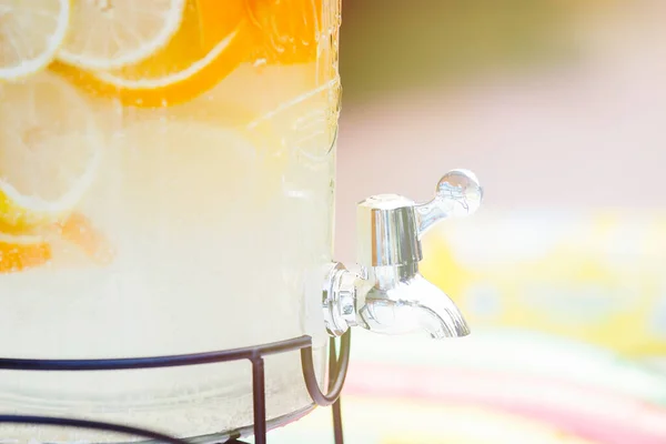 Flasche Glas Hausgemachte Orangen Und Zitronenlimonade Großes Gefäß Mit Zapfhahn — Stockfoto