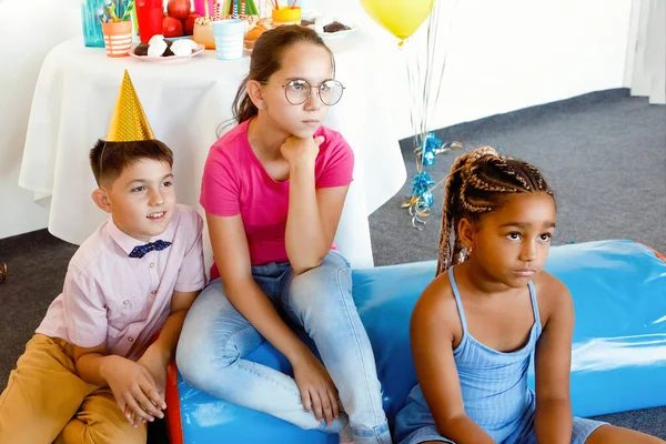 Яскраві Милі Діти Святкують День Народження Багатонаціональна Вечірка Повітряні Кулі — стокове фото