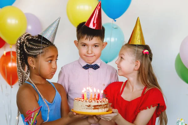 Λαμπερά Χαριτωμένα Παιδιά Γιορτάζουν Γενέθλια Πολυεθνικό Πάρτι Μπαλόνια Καπέλα Χαμόγελα — Φωτογραφία Αρχείου
