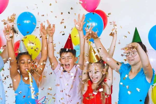 Crianças Engraçadas Brilhantes Celebram Aniversário Festa Multinacional Balões Confetes Bonés — Fotografia de Stock