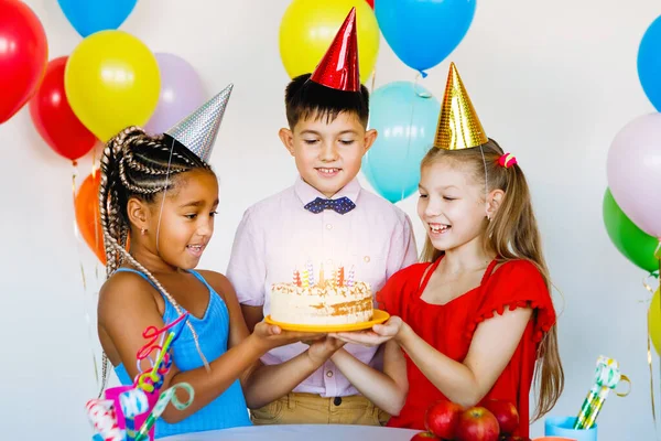 Los Niños Brillantes Lindos Celebran Cumpleaños Fiesta Multinacional Globos Gorras —  Fotos de Stock