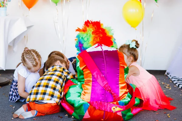 Los Niños Juegan Divierten Con Payaso Una Fiesta Cumpleaños —  Fotos de Stock