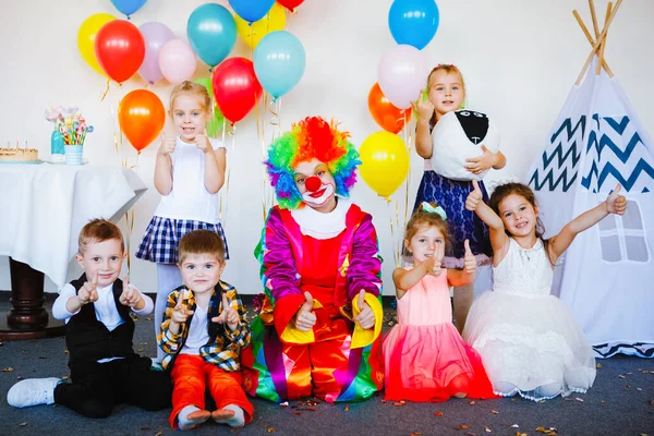 Crianças Brincam Divertem Com Palhaço Uma Festa Aniversário — Fotografia de Stock