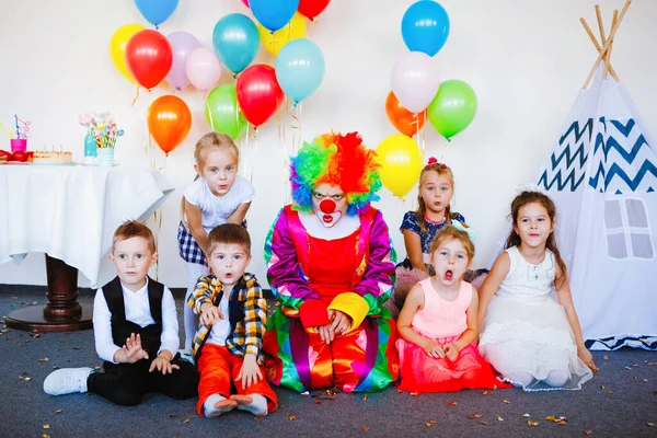 Bambini Giocano Divertono Con Clown Una Festa Compleanno — Foto Stock