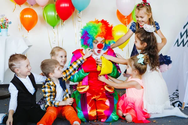 Bambini Giocano Divertono Con Clown Una Festa Compleanno — Foto Stock