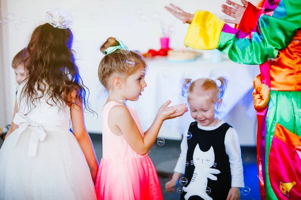 Bambini Giocano Divertono Con Clown Una Festa Compleanno — Foto Stock