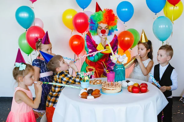Los Niños Juegan Divierten Con Payaso Una Fiesta Cumpleaños — Foto de Stock