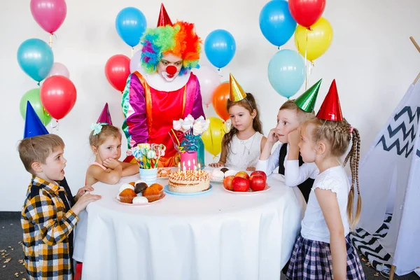 子供たちは遊び 誕生日パーティーでピエロと楽しみます — ストック写真