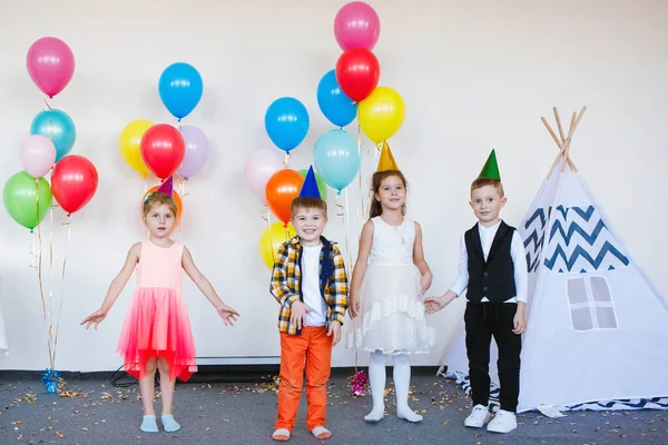 Děti Čepicích Elegantním Oblečení Baví Užívají Narozeniny Balónky — Stock fotografie