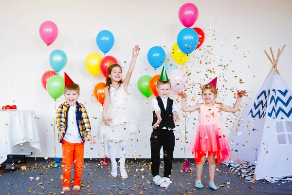 キャップやエレガントな服の子供たちは楽しく 風船で誕生日を楽しむ — ストック写真