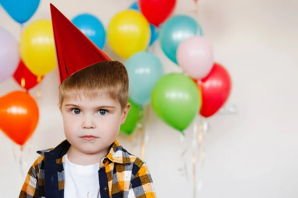 Πορτραίτο Ενός Αγοριού Μπλε Μάτια Ένα Κόκκινο Καπέλο Μια Γιορτή — Φωτογραφία Αρχείου