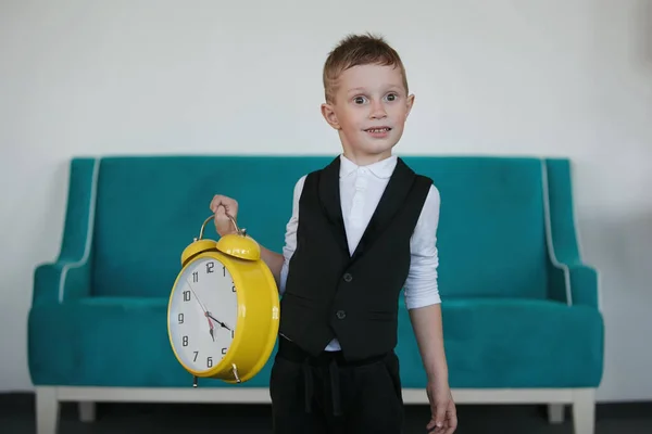 Ragazzo Biondo Con Orologio Giallo Completo Con Gilet Una Camicia — Foto Stock