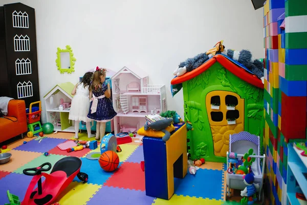 Speelkamer Voor Kinderen Speelgoedhuizen Machi Blokjes Gekleurde Tapijten Bank Schilderijen — Stockfoto