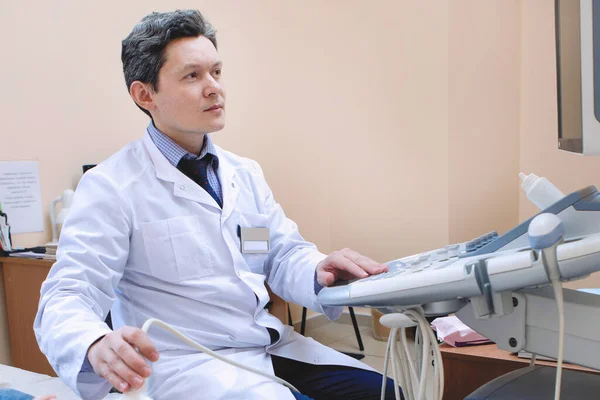 Klinikte Ultrason Muayenesi Doktor Cihazın Monitörünün Önünde — Stok fotoğraf