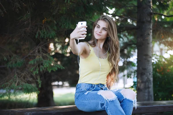 Perempuan Membuat Selfie Dengan Smartphone Dengan Kaos Kuning Dan Celana — Stok Foto