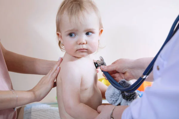 Blond Flicka Undersöktes Barnläkare Läkarmottagning Läkaren Lyssnar Patientens Lungor Med — Stockfoto