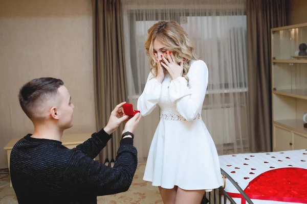 Jongeman Doet Een Huwelijksaanzoek Aan Een Vrouw Betrokkenheid Verrassing Genot — Stockfoto