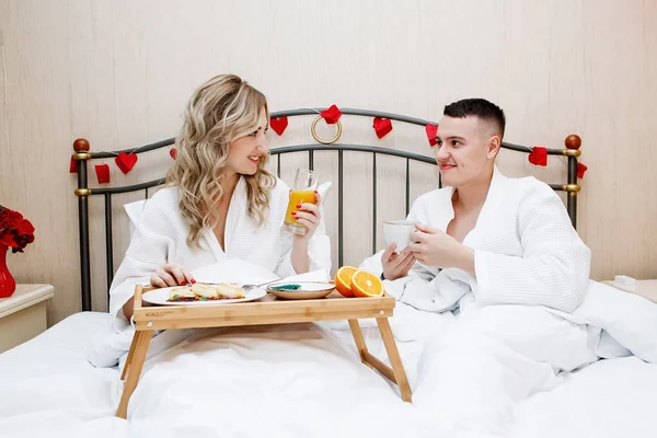 Amantes Hombre Mujer Comen Cama Una Bandeja Café Naranjas Pareja — Foto de Stock