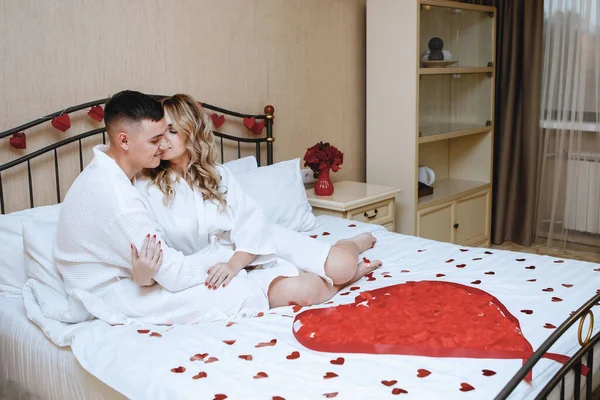 Amantes Una Cama Romántica Interior Festivo Con Corazón Rojo Pétalos —  Fotos de Stock