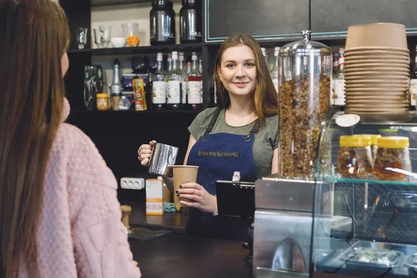 Mulher Barista Avental Serve Uma Xícara Café Cappuccino Para Cliente — Fotografia de Stock