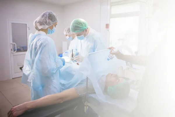 Acil Durum Ekibi Ameliyattan Önce Cerrah Hemşire Anestezi Uzmanı — Stok fotoğraf